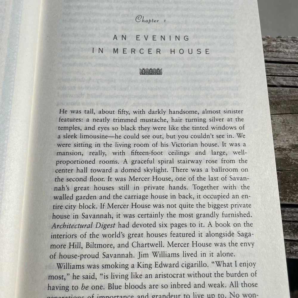 Midnight in the Garden of Good and Evil by John Berendt Nonfiction Book